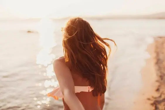 5 bons gestes cheveux avant et après la plage