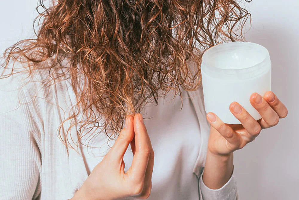 Cheveux secs : que faire pour les hydrater et les nourrir ?